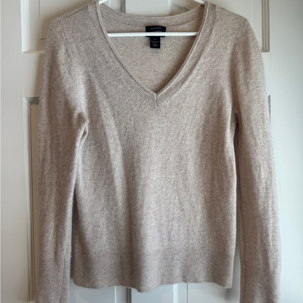 🤍 Halogen 100% Cashmere V-Neck Sweater – Size M – Neutral Beige